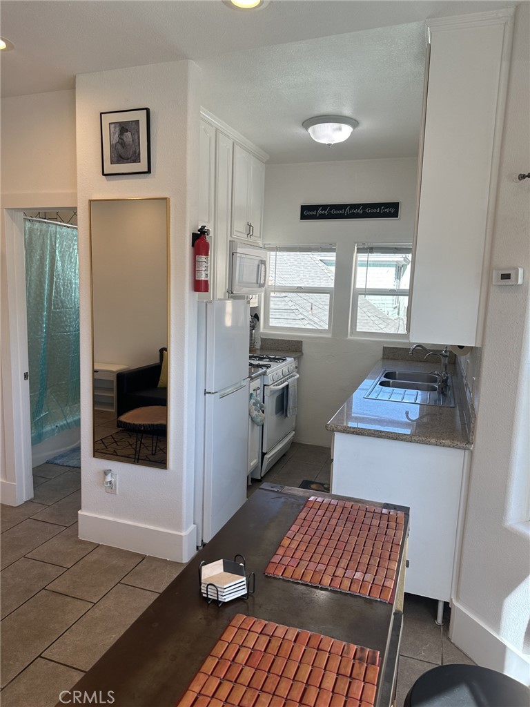 354 Chestnut Avenue, Unit 33 Long Beach, CA 90802 - Photo 9 of 18 a kitchen with a sink and a refrigerator