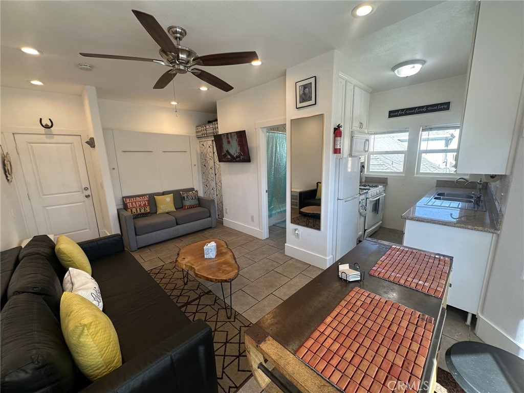 354 Chestnut Avenue, Unit 33 Long Beach, CA 90802 - Photo 10 of 18 a living room with furniture rug and window