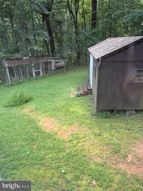 287 Blackthorne Road, Unit LURAY Stanley, VA 22851 - Photo 74 of 96 a backyard of a house with table and chairs