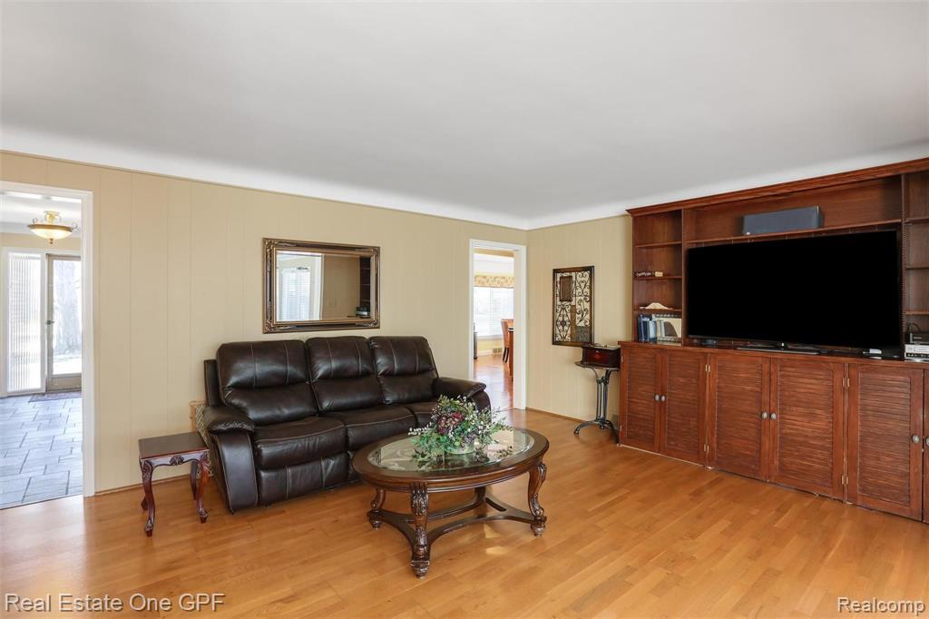 470 Cook Road Grosse Pointe Woods, MI 48236 - Photo 19 of 47