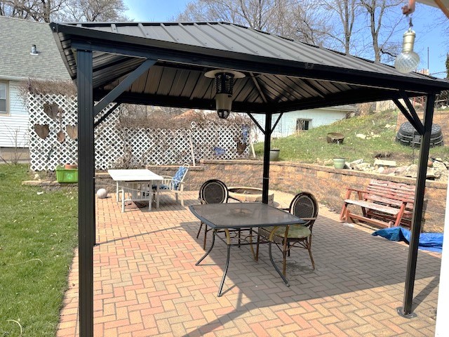 430 Enterprise Street Elgin, IL 60120 - Photo 16 of 18 a view of a outdoor seating area