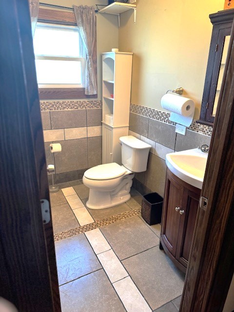 430 Enterprise Street Elgin, IL 60120 - Photo 10 of 18 a bathroom with a toilet a sink and a mirror