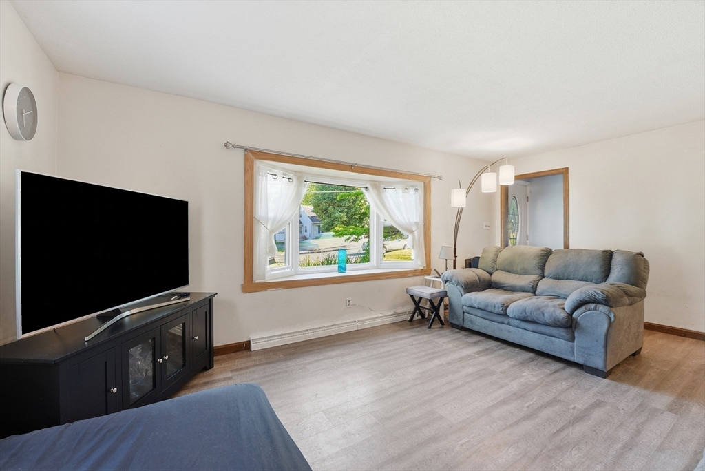 272 Prospect Avenue West Springfield, MA 01089 - Photo 5 of 39