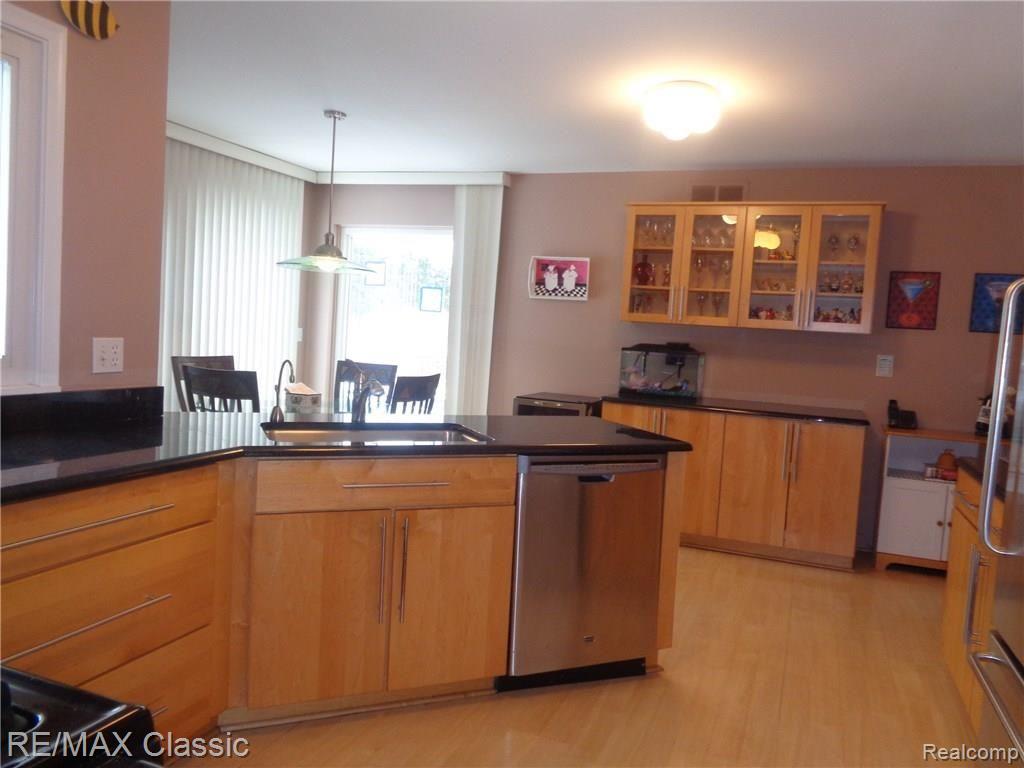 35235 Spring Hill Road Farmington, MI 48331 - Photo 15 of 28 DSC01430.JPG