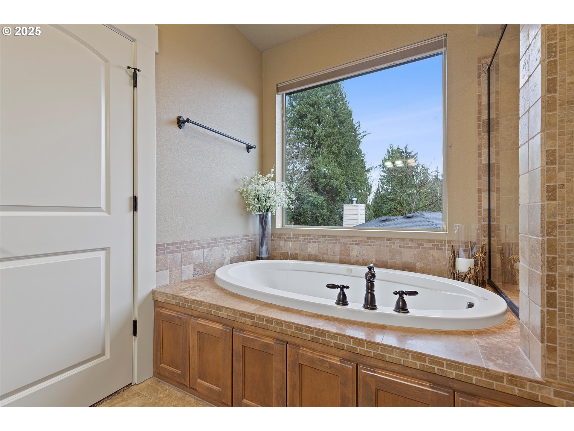 2875 Southeast Elliott Drive Gresham, OR 97080 - Photo 37 of 48 a bathroom with a tub sink and mirror