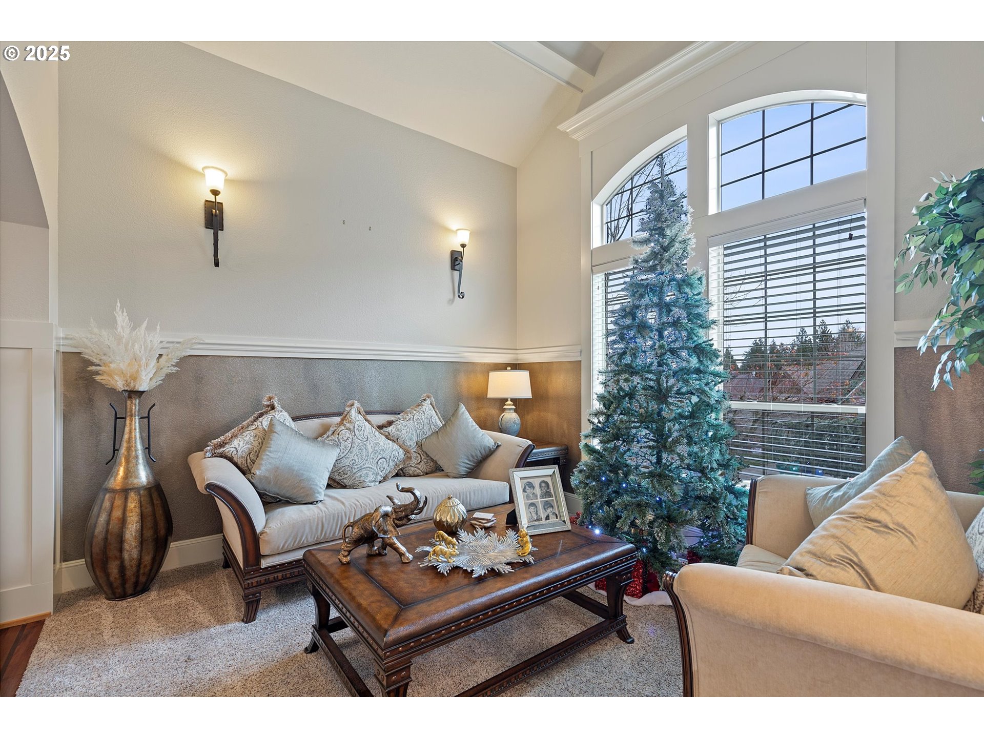 2875 Southeast Elliott Drive Gresham, OR 97080 - Photo 4 of 48 a living room with furniture and a potted plant
