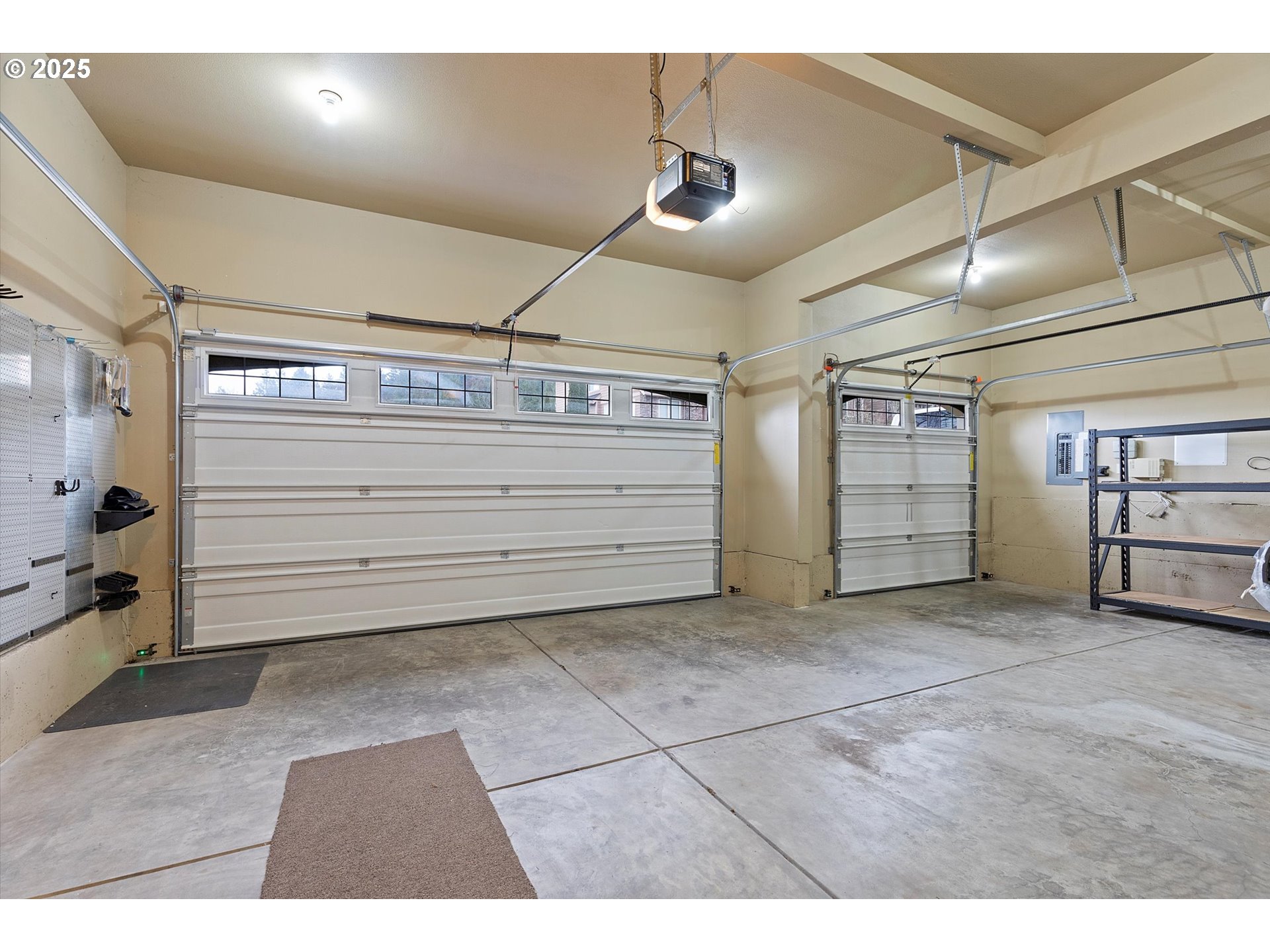 2875 Southeast Elliott Drive Gresham, OR 97080 - Photo 43 of 48 a view of room with garage