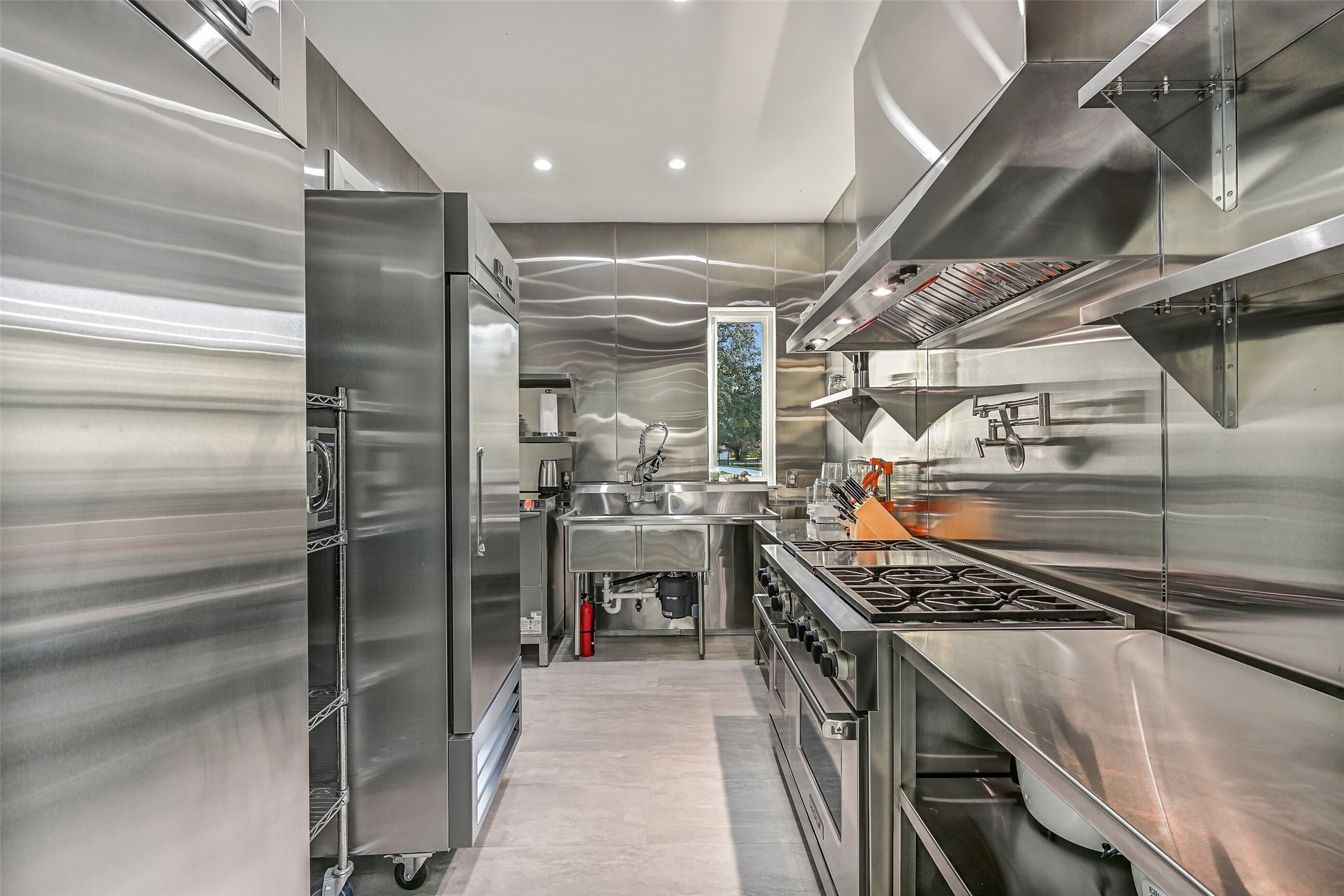 7627 Scott Avenue Manvel, TX 77578 - Photo 23 of 50 a utility room with washer and dryer