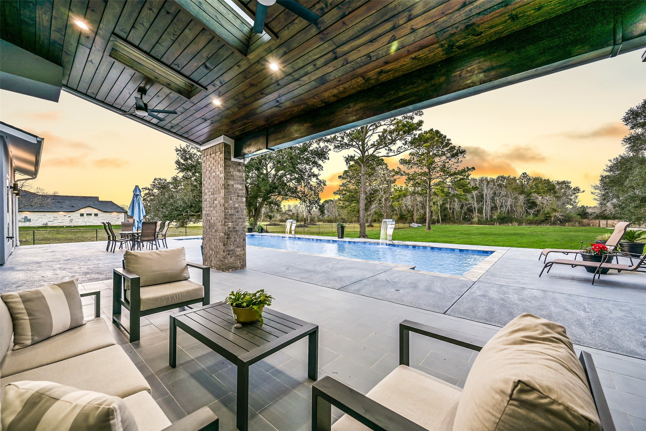 7627 Scott Avenue Manvel, TX 77578 - Photo 49 of 50 a living room with patio furniture and a garden