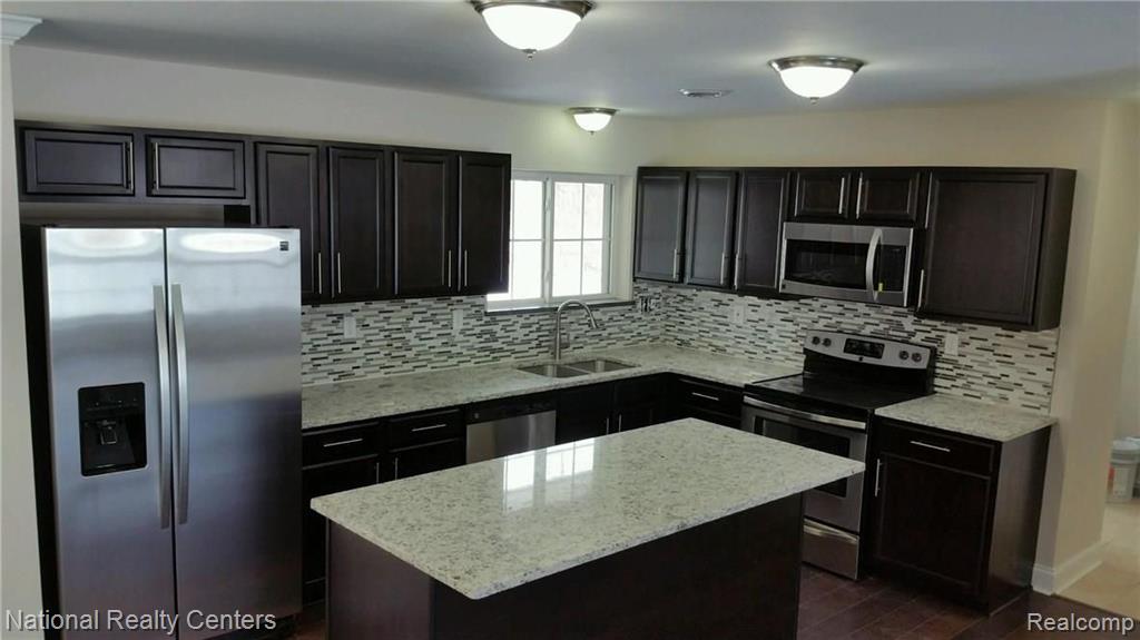 28337 New Castle Road Farmington Hills, MI 48331 - Photo 5 of 10