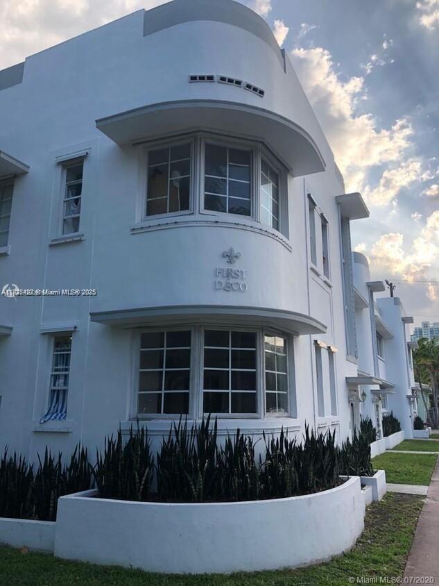 810 7th Street, Unit 206 Miami Beach, FL 33139 - Photo 7 of 7 a front view of a house