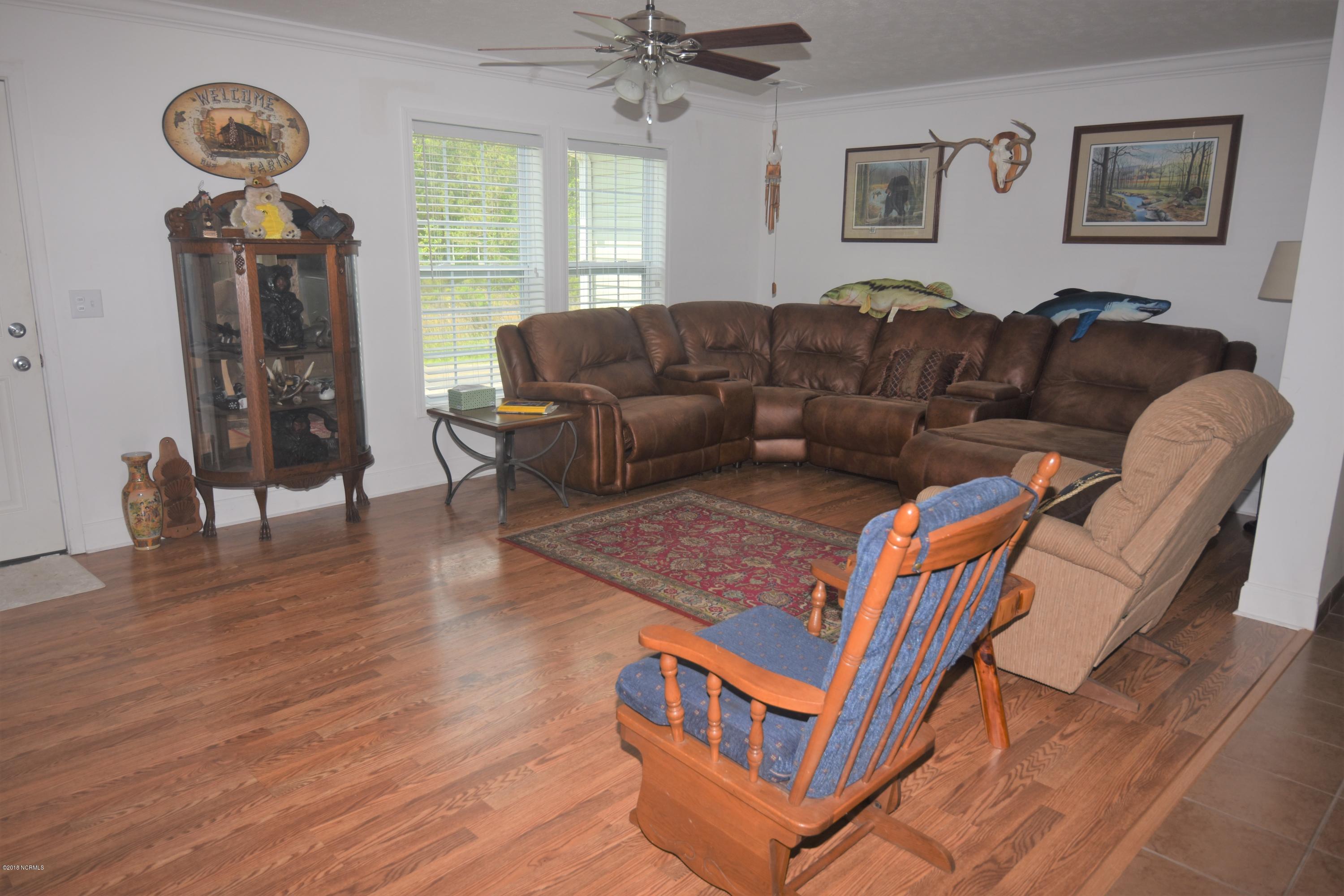 322 Lewis Road Aurora, NC 27806 - Photo 12 of 31 Living Room2