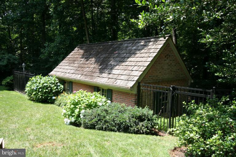 11114 Cripplegate Road Potomac, MD 20854 - Photo 28 of 30 a view of a backyard with plants