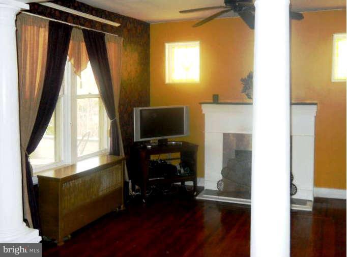 236 Mallow Hill Road Baltimore, MD 21229 - Photo 3 of 25 Living Room