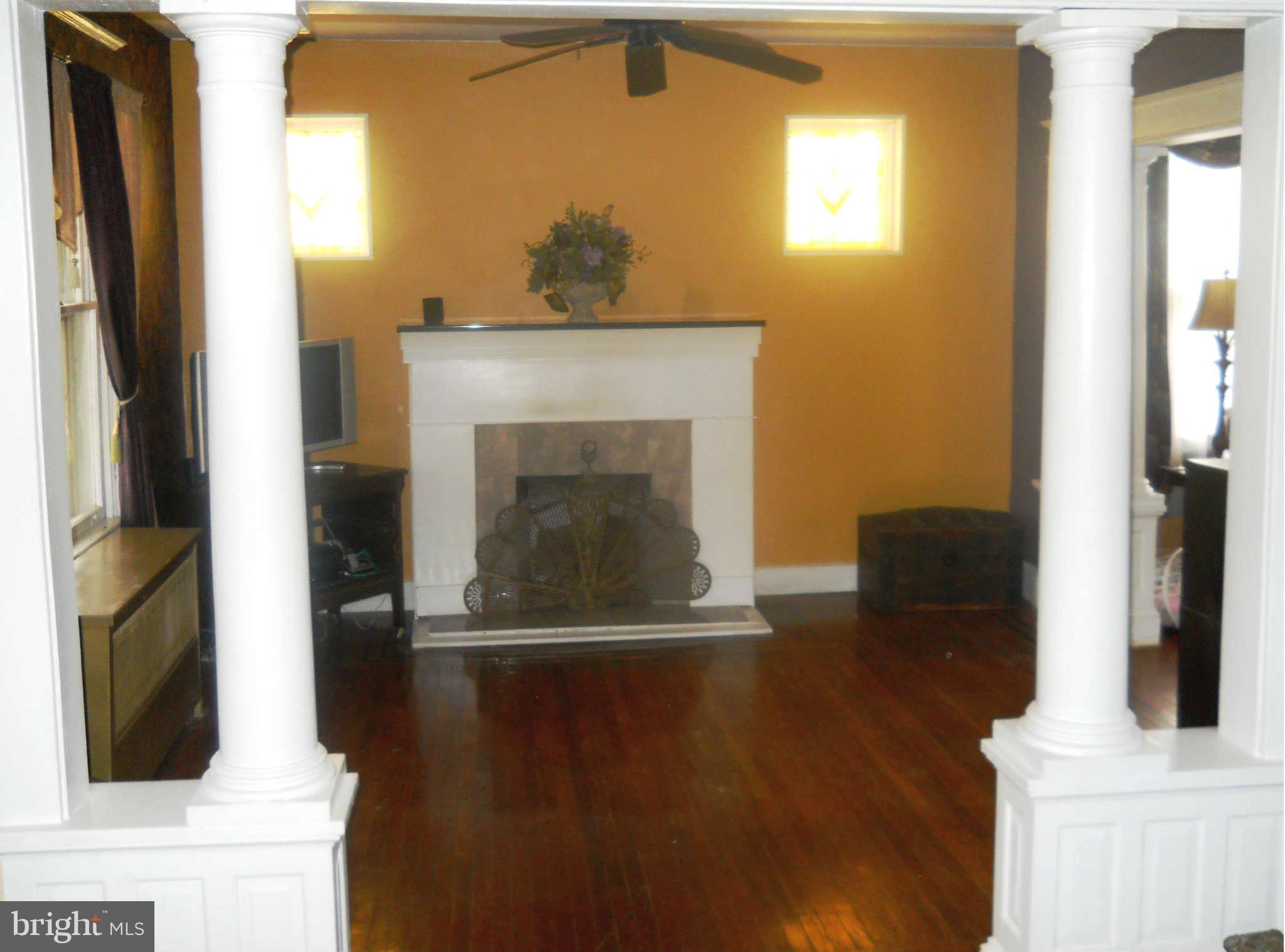 236 Mallow Hill Road Baltimore, MD 21229 - Photo 4 of 25 Living Room