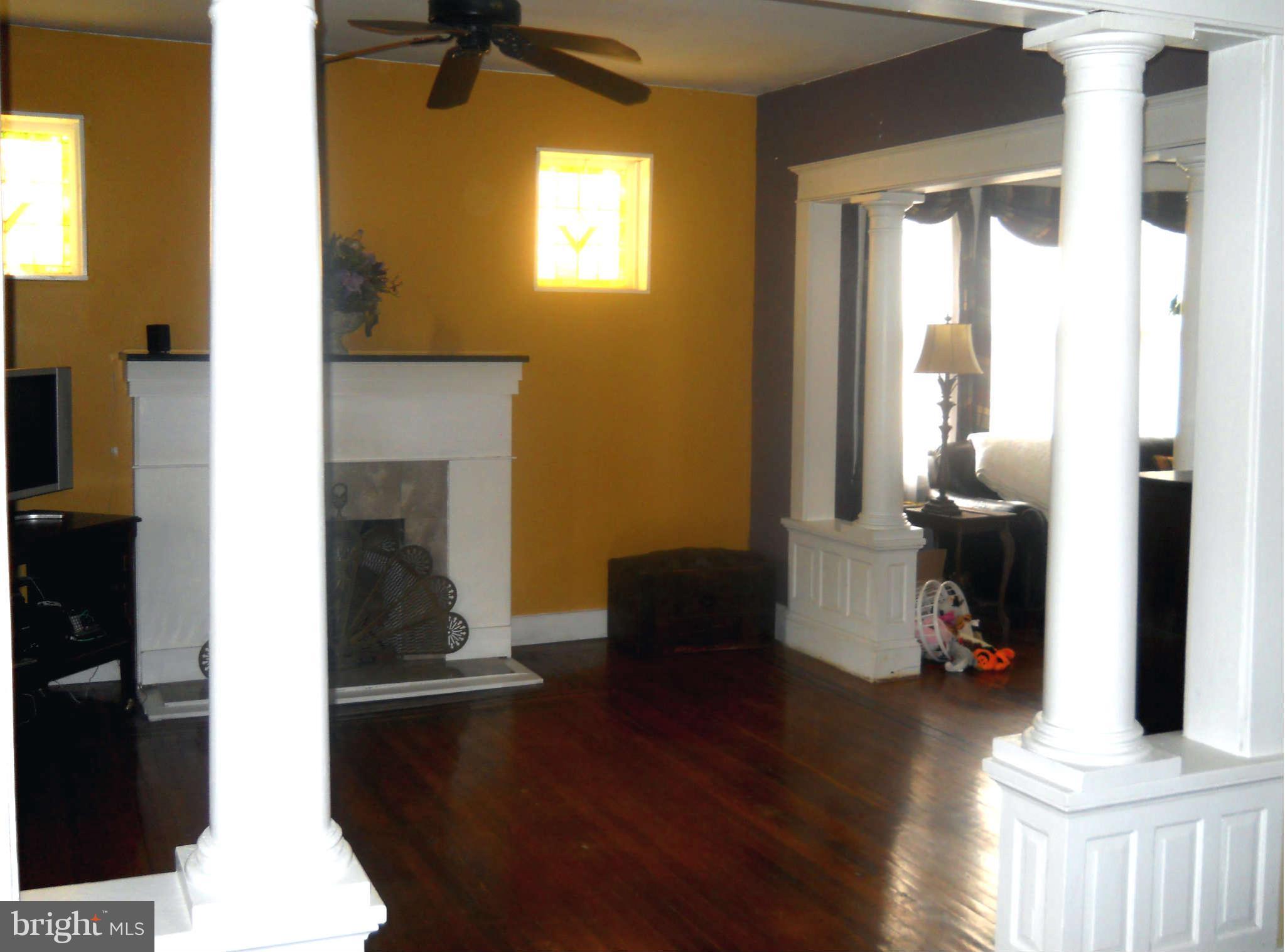 236 Mallow Hill Road Baltimore, MD 21229 - Photo 5 of 25 Living Room