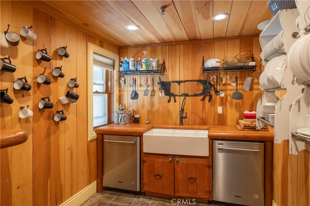 869 Knickerbocker Road Big Bear Lake, CA 92315 - Photo 21 of 50 a utility room with dryer and washer