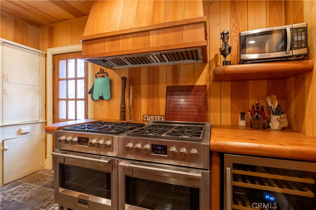 869 Knickerbocker Road Big Bear Lake, CA 92315 - Photo 22 of 50 a stove top oven sitting inside of a kitchen