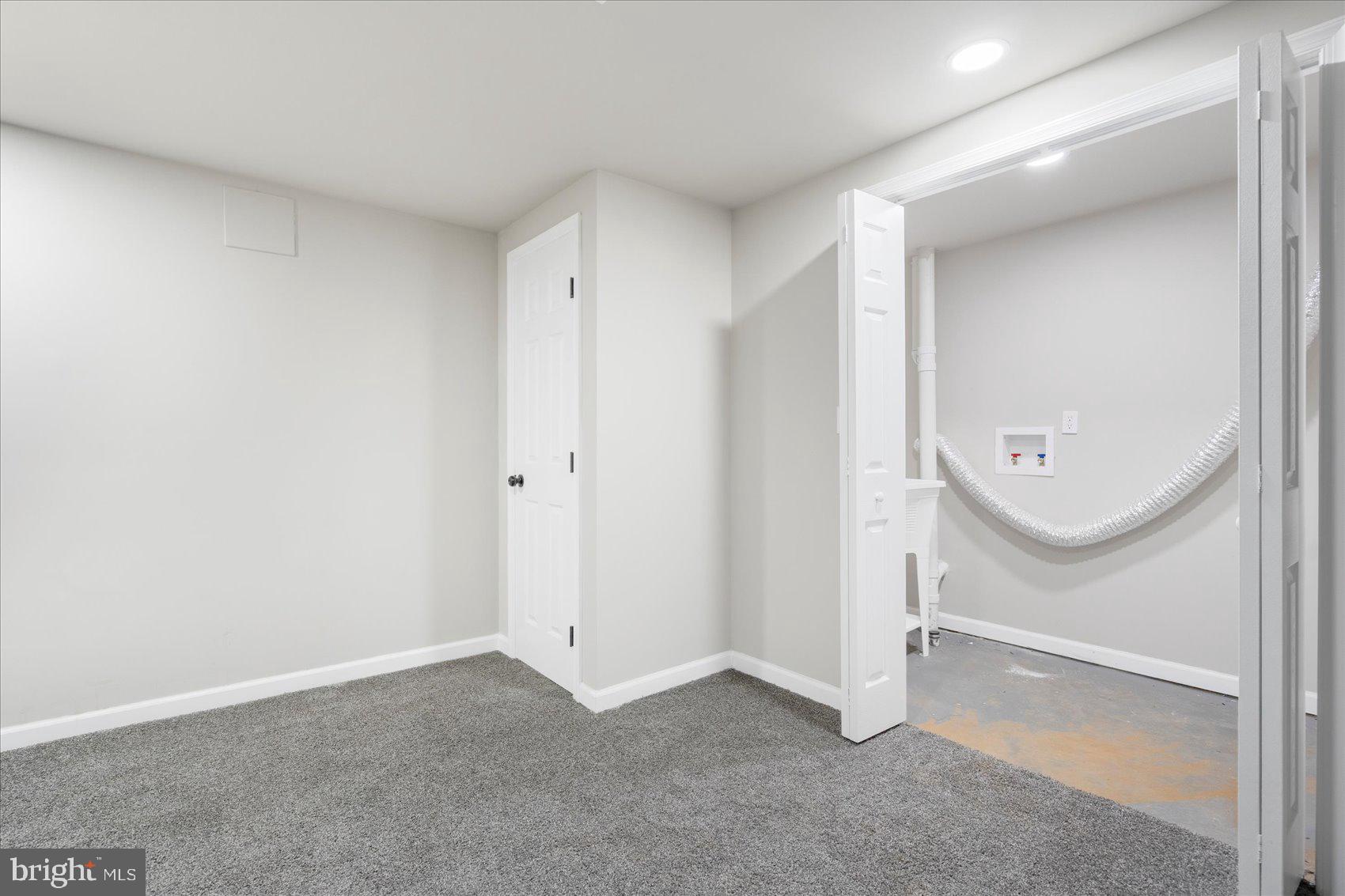 1020 Wicklow Road Baltimore, MD 21229 - Photo 34 of 44 an empty room with mirror