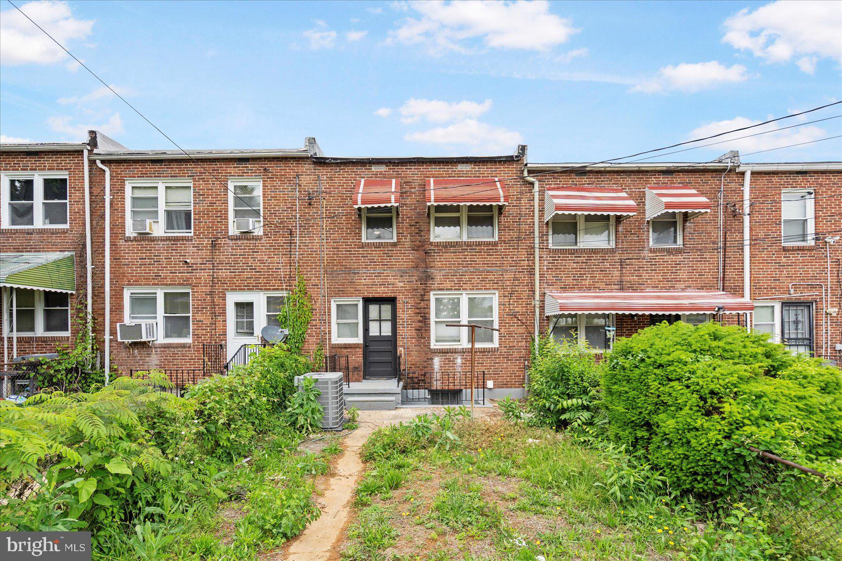 1020 Wicklow Road Baltimore, MD 21229 - Photo 40 of 44 front view of a house with a yard