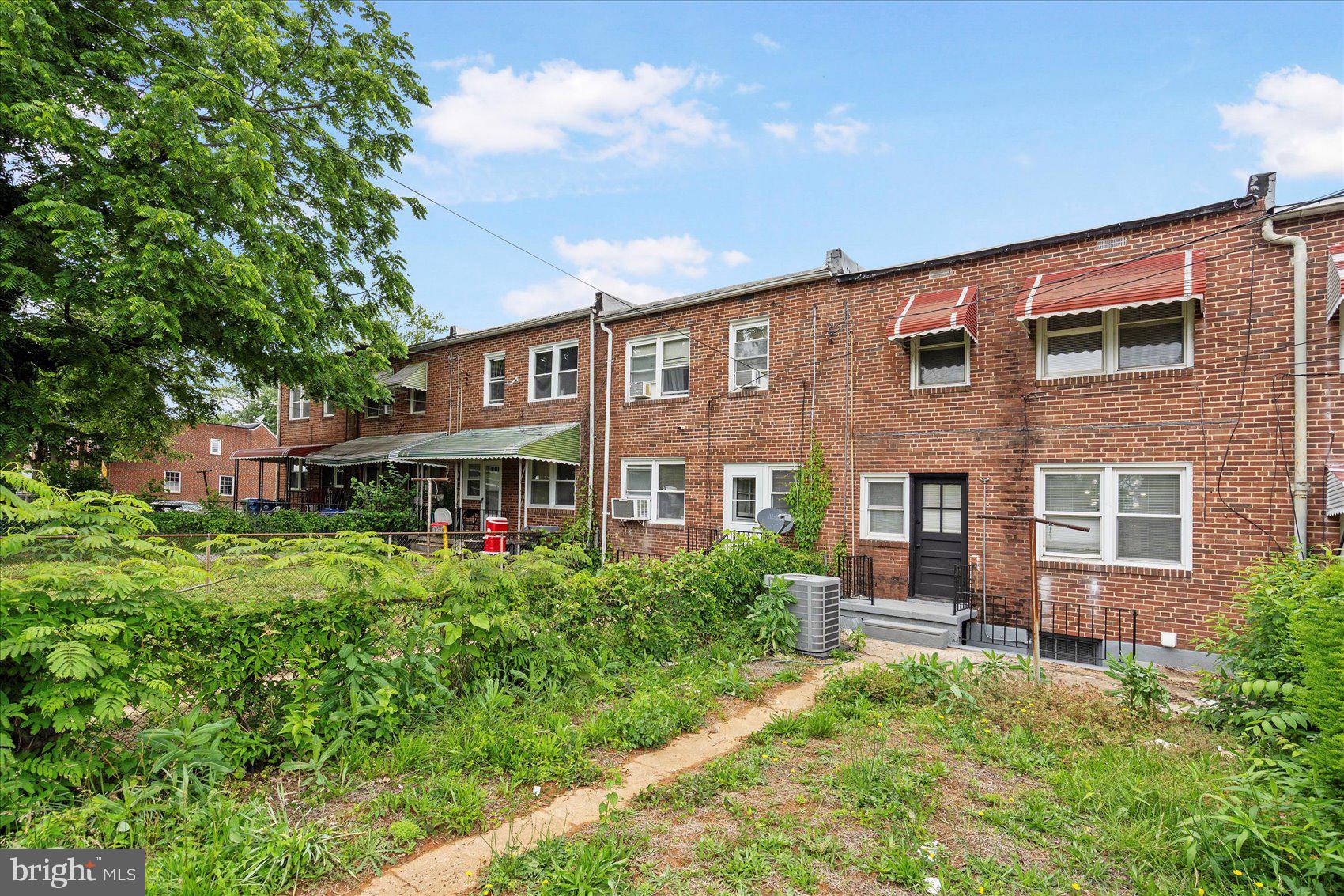 1020 Wicklow Road Baltimore, MD 21229 - Photo 41 of 44 a front view of a house with garden