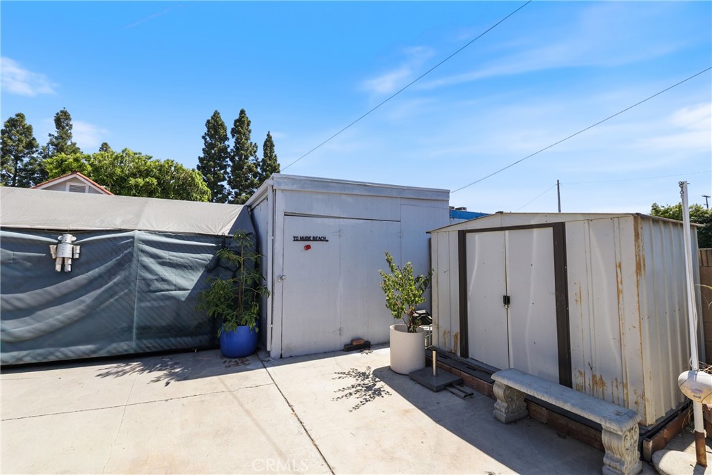 15323 Paramount Boulevard Paramount, CA 90723 - Photo 57 of 72 15329 1/2 Paramount Blvd: 1 BR/1 BA Unit behind home / Yard