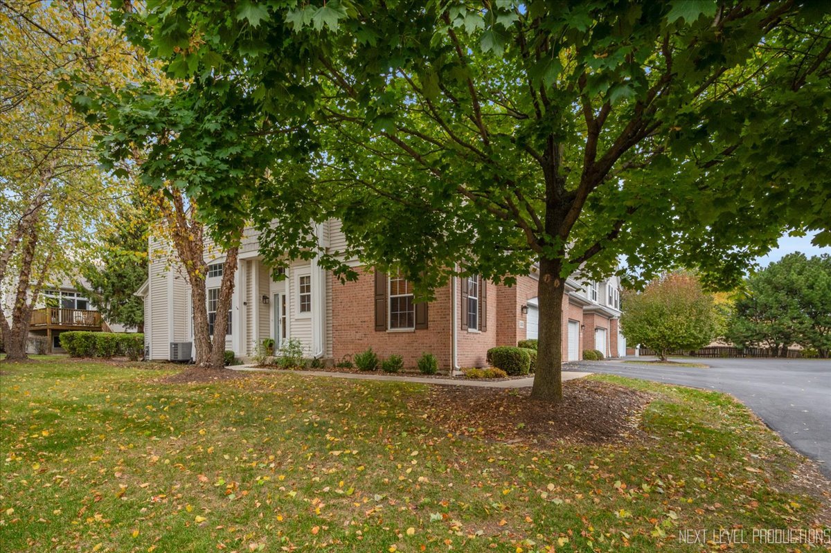 332 Wolcott Lane Batavia, IL 60510 - Photo 3 of 28 a front view of house with yard and green space