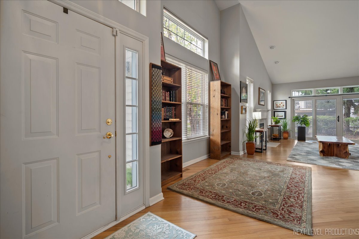 332 Wolcott Lane Batavia, IL 60510 - Photo 4 of 28 a view of a livingroom with furniture and an entryway