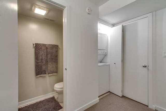 1007 East 61st Street Chicago, IL 60637 - Photo 18 of 20 a bathroom with a toilet a sink and shower