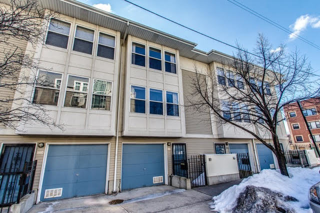 1007 East 61st Street Chicago, IL 60637 - Photo 2 of 20 a view of a large building