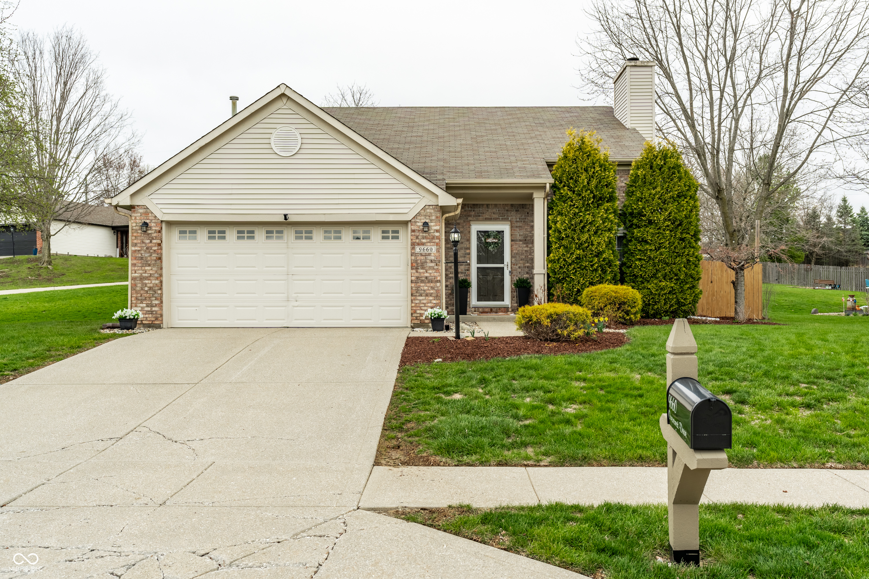 9660 Overcrest Drive Fishers, IN 46037 - Photo 4 of 40