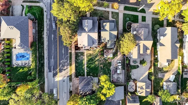 $670,000 | 7498 Teasdale Avenue, University City, MO 63130