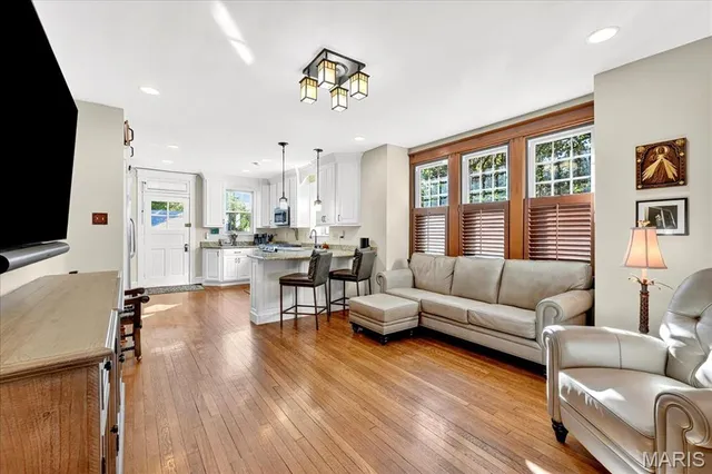 $670,000 | 7498 Teasdale Avenue, University City, MO 63130