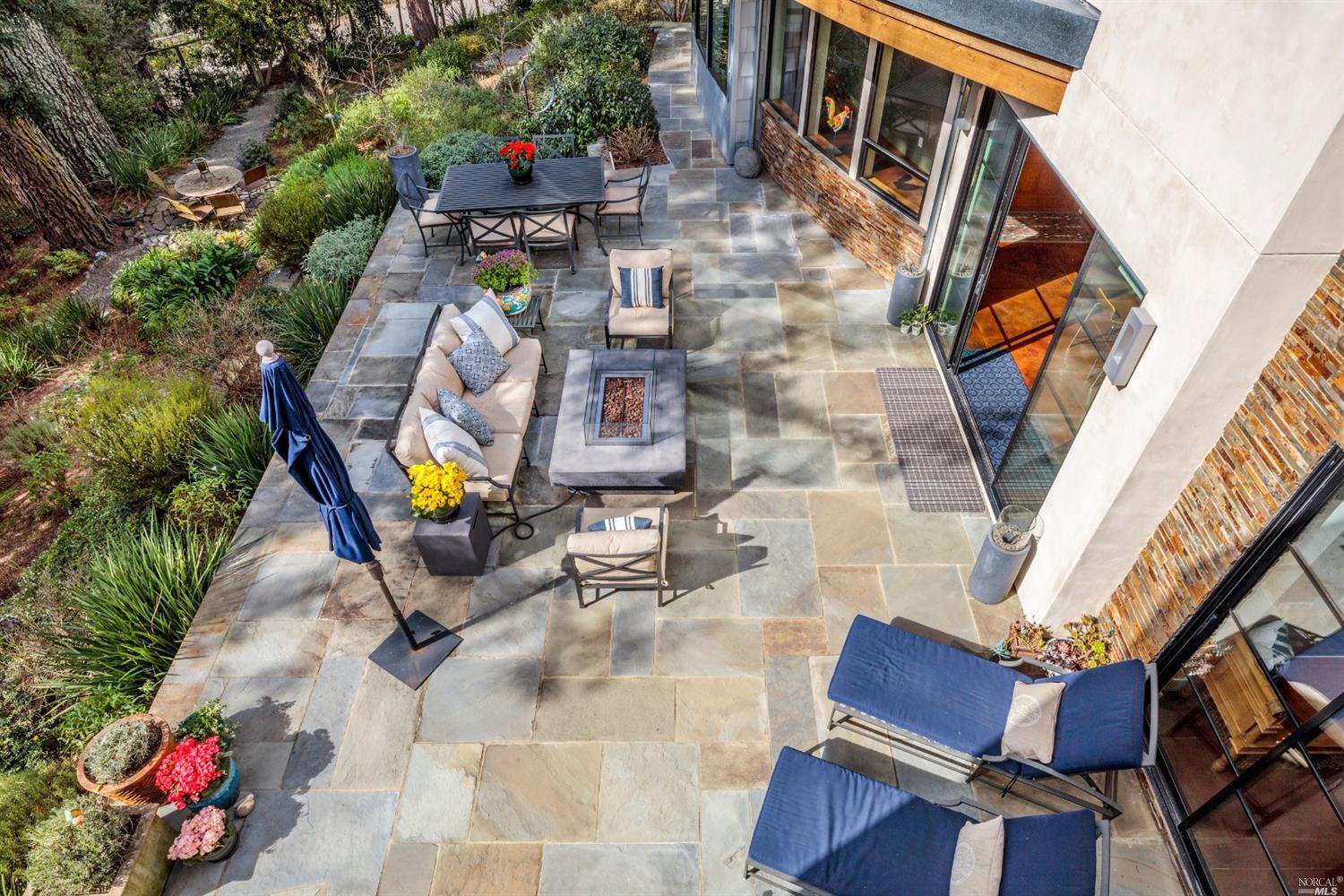 a view of roof with sitting area