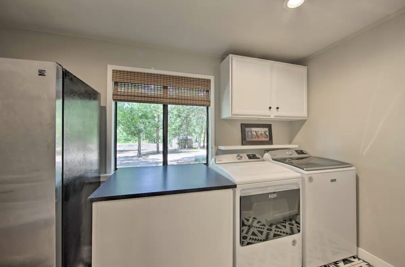 10630 River Ranch Road Kemp, TX 75143 - Photo 34 of 36 a kitchen that has a stove and a microwave