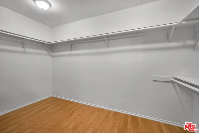 a en suite bathroom with a double vanity sink and a mirror