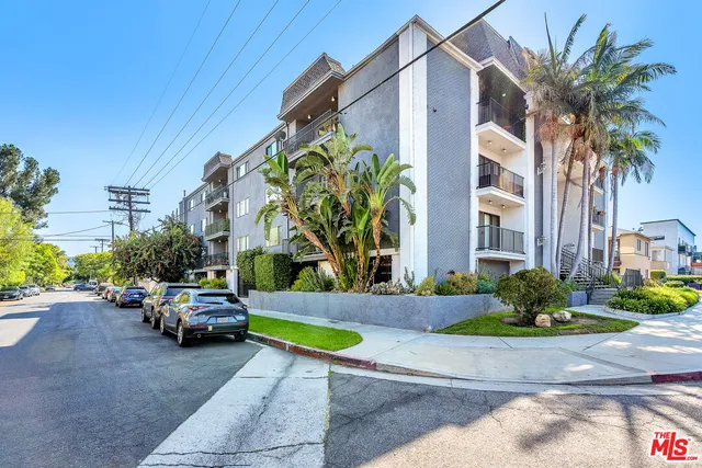 a view of entryway with a front door