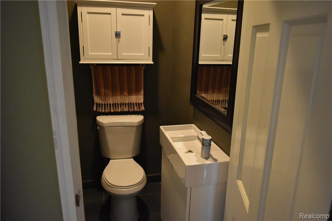 696 Atkinson Street Detroit, MI 48202 - Photo 11 of 21 1st Floor Powder Room