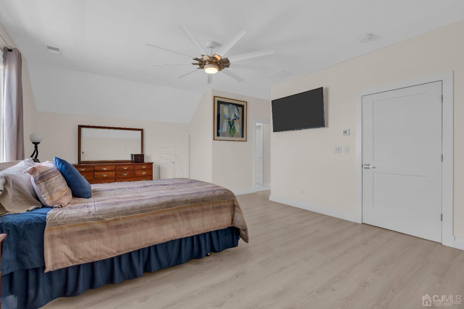 629 Front Street Union Beach, NJ 07735 - Photo 22 of 63 a bedroom with a bed and a night lamp