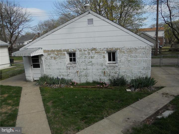 265 Broad Street Carneys Point, NJ 08069 - Photo 2 of 3 Garage
