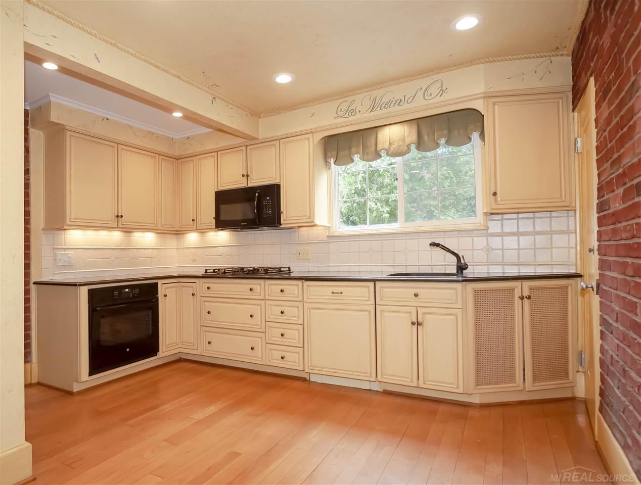 762 Bedford Road Grosse Pointe, MI 48230 - Photo 27 of 57 50039523-26.JPG