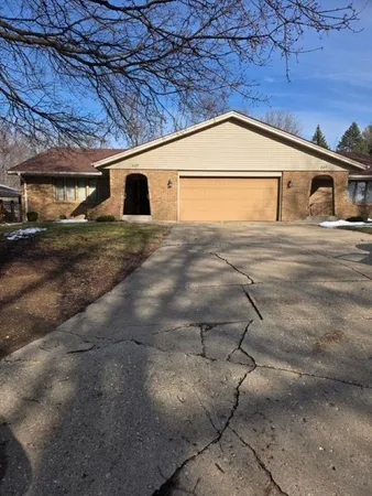 $2,300 | 809 Nassau Parkway, Rockford, IL 61107