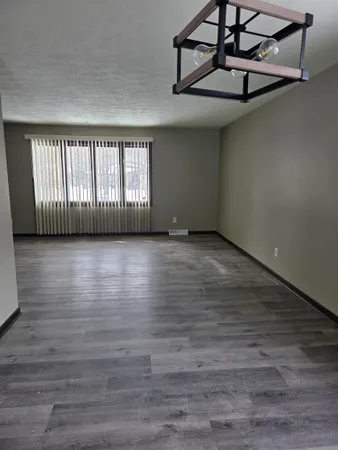 $2,300 | 809 Nassau Parkway, Rockford, IL 61107