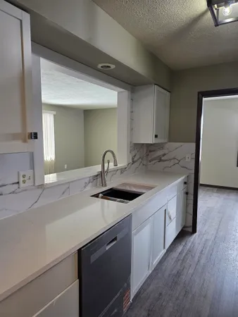 $2,300 | 809 Nassau Parkway, Rockford, IL 61107