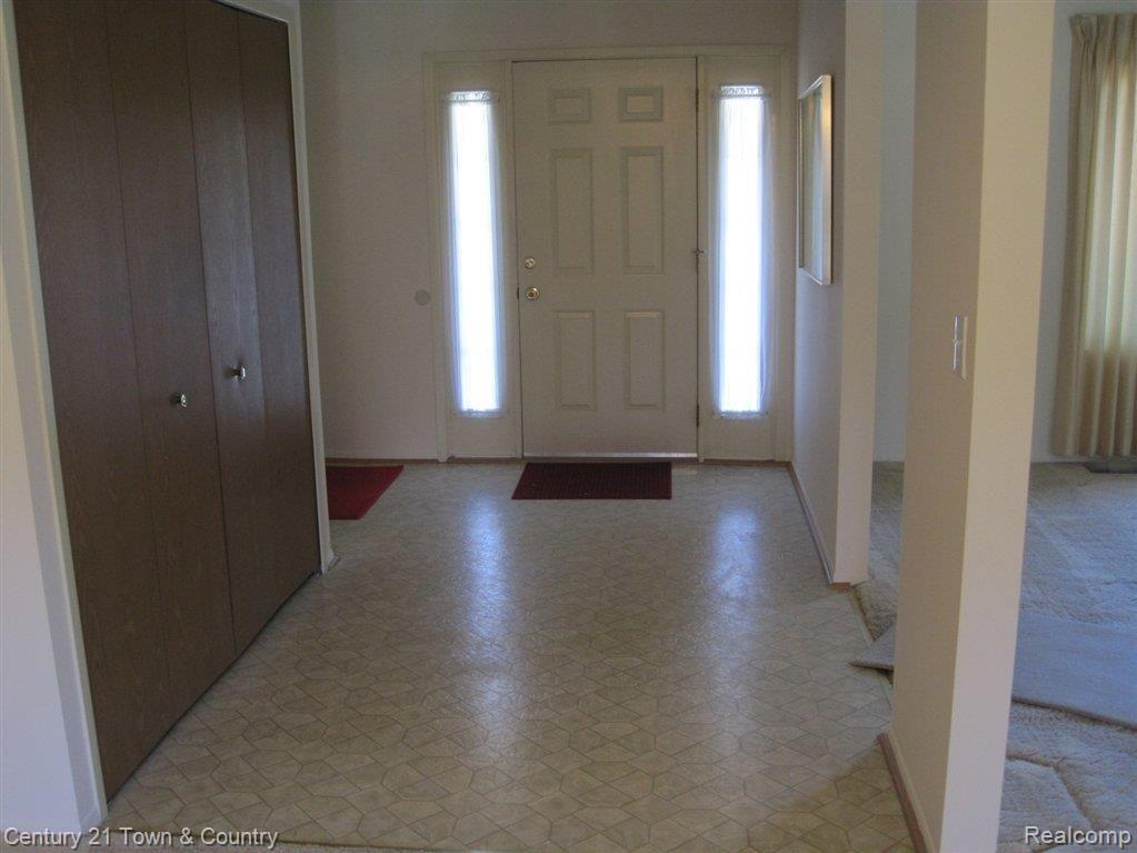 640 Ridge Road Walled Lake, MI 48390 - Photo 6 of 16 Front Hall