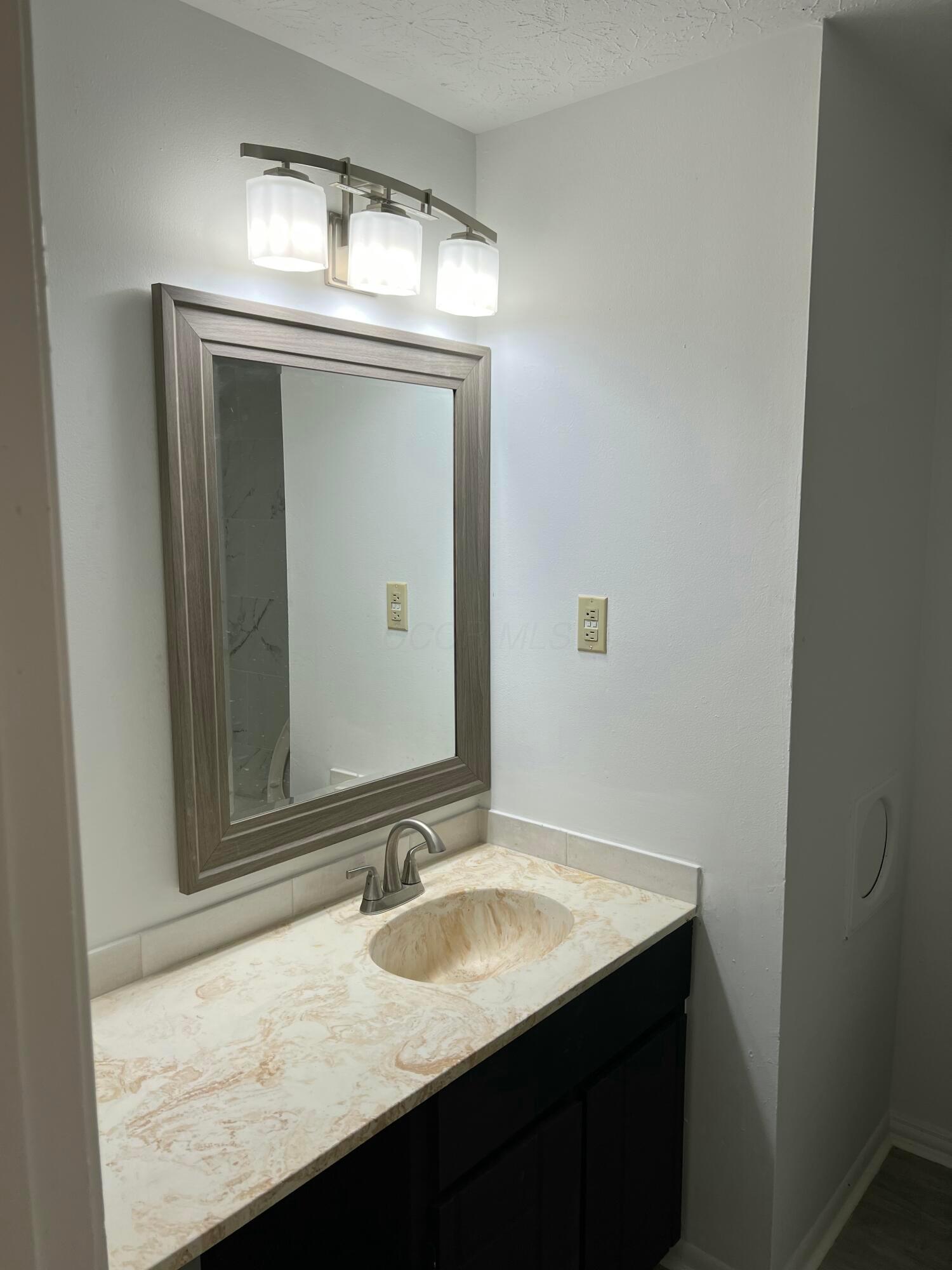 3050 Whitlow Road Columbus, OH 43232 - Photo 5 of 27 IMG_9894