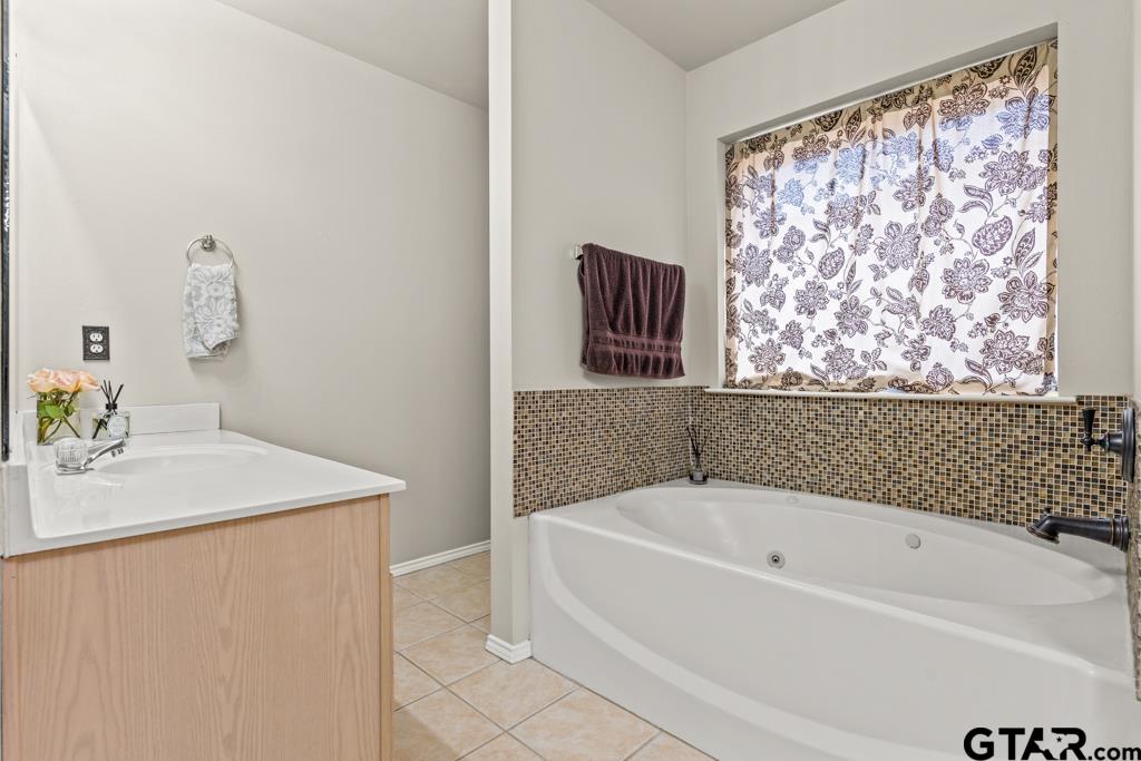 270 Frederick Circle Flint, TX 75762 - Photo 18 of 34 a bathroom with a bathtub and a sink