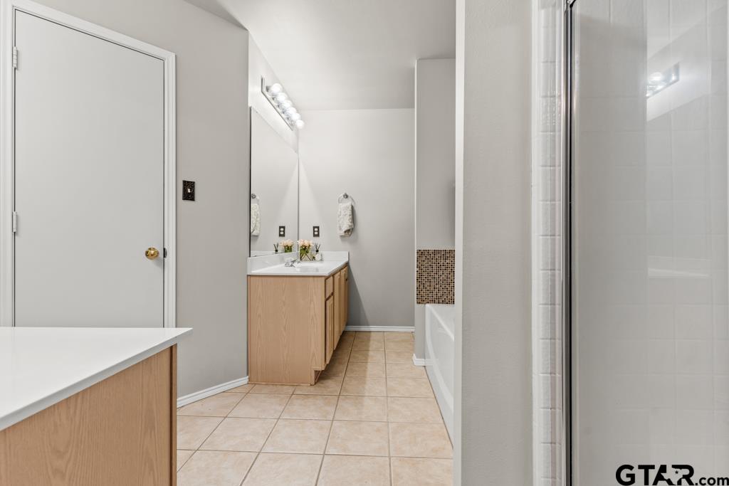 270 Frederick Circle Flint, TX 75762 - Photo 19 of 34 a bathroom with a sink a mirror and a bathtub