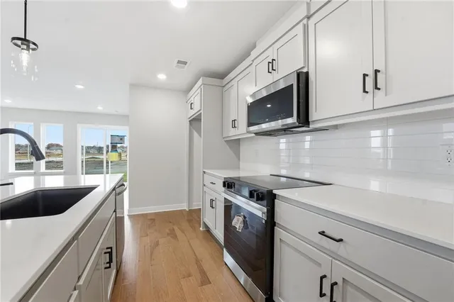 $375,911 | 1312 Southeast Windbreak Drive, Lee's Summit, MO 64082