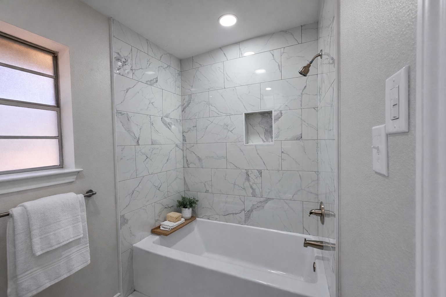 8708 West Fox Road Orange, TX 77632 - Photo 8 of 23 Primary bathroom shower/tub combo.